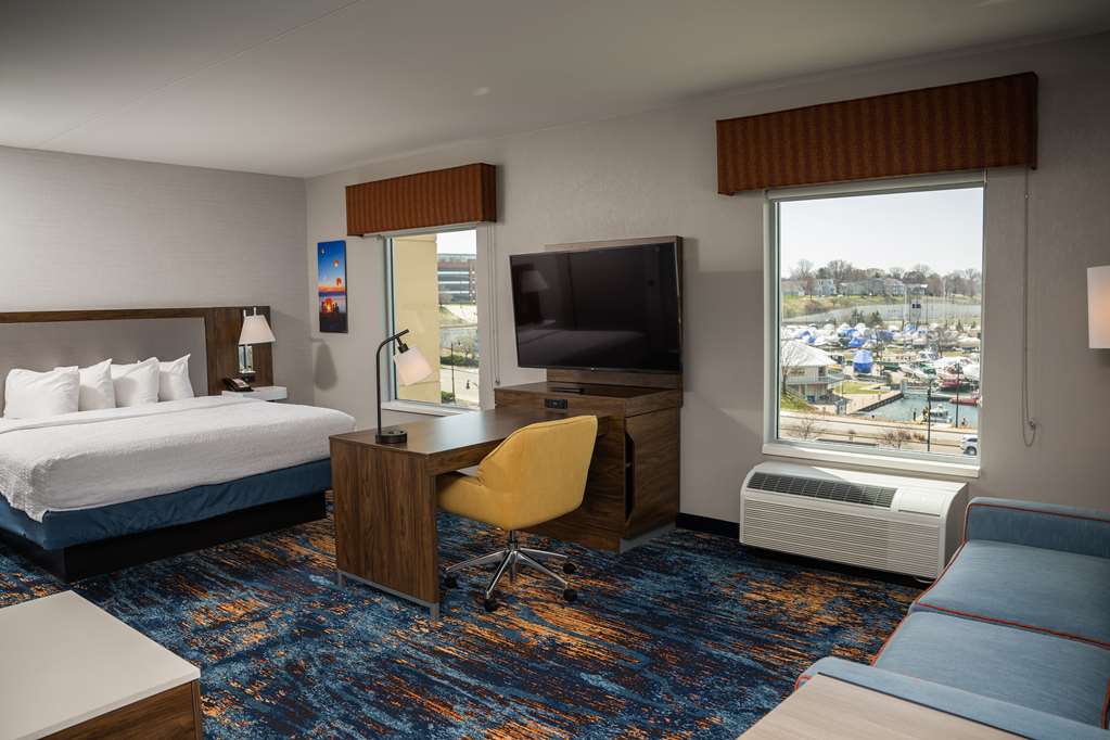 Фото Hampton Inn & Suites Erie Bayfront
