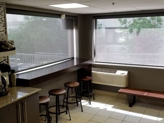 Фото Airport Waterfront Inn