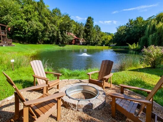Hotel Charming Cabin with Hot Tub and Scenic Pond View - Cozy Retreat, State of Tennessee, photo