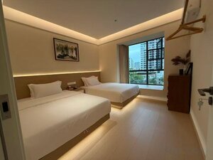 Zhangjiajie Between Mountains and Waters Homestay (Room 1-1304, Building D, Dianda Plaza, Yingbin South Road, Guanliping Community, Guanliping Subdistrict), hotel