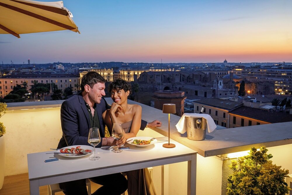 Фото The Independent Hotel