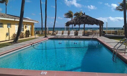 Гостиница Ebb Tide Resort Oceanfront в Помпано Бич