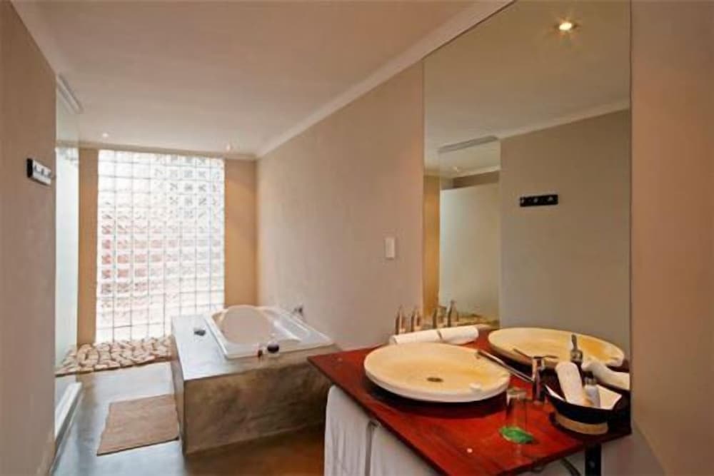 Фото African Moon Corporate House