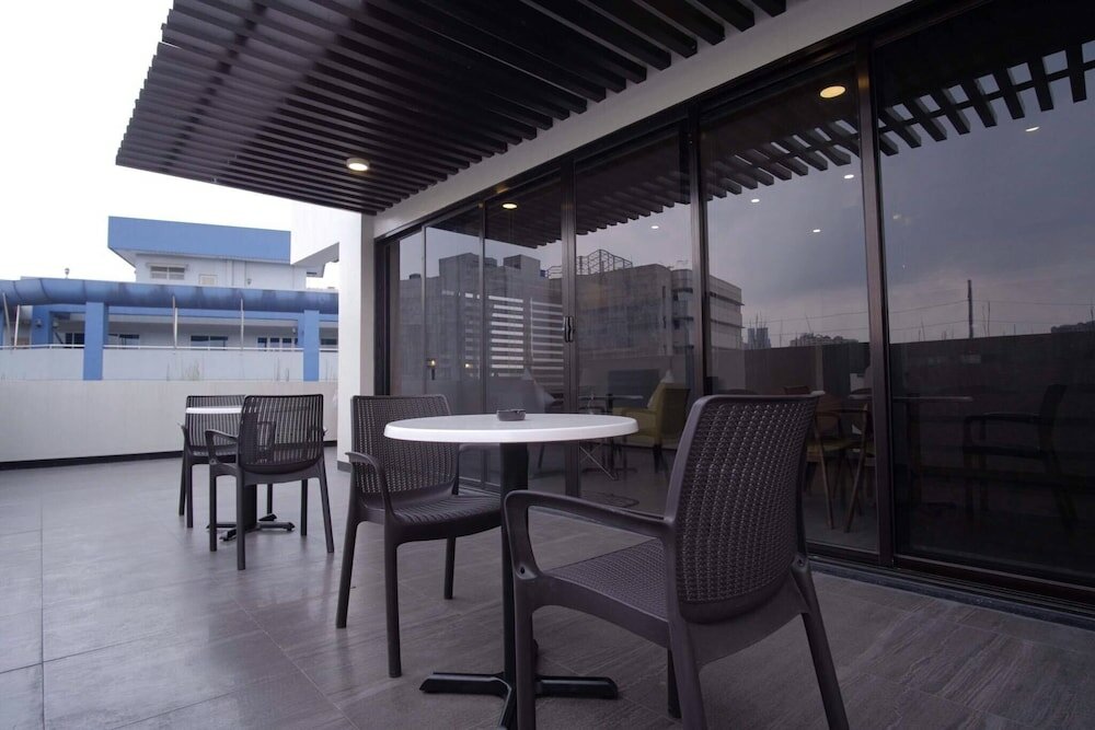 Фото Artemis Place Makati Hotel