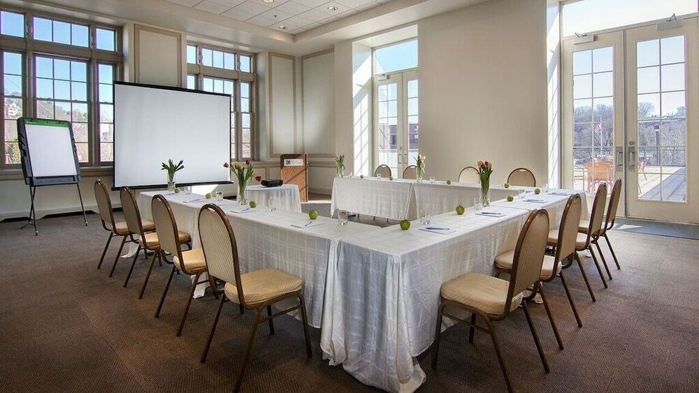 Фото Grand Eastonian Hotel & Suites