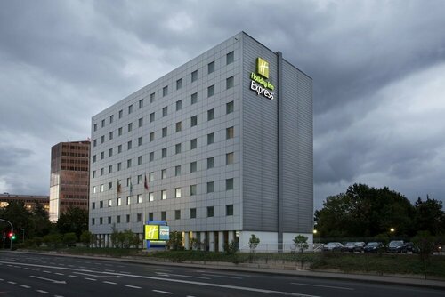 Внешний вид отеля Holiday Inn Express Geneva Airport by IHG в Мерене, фото 4