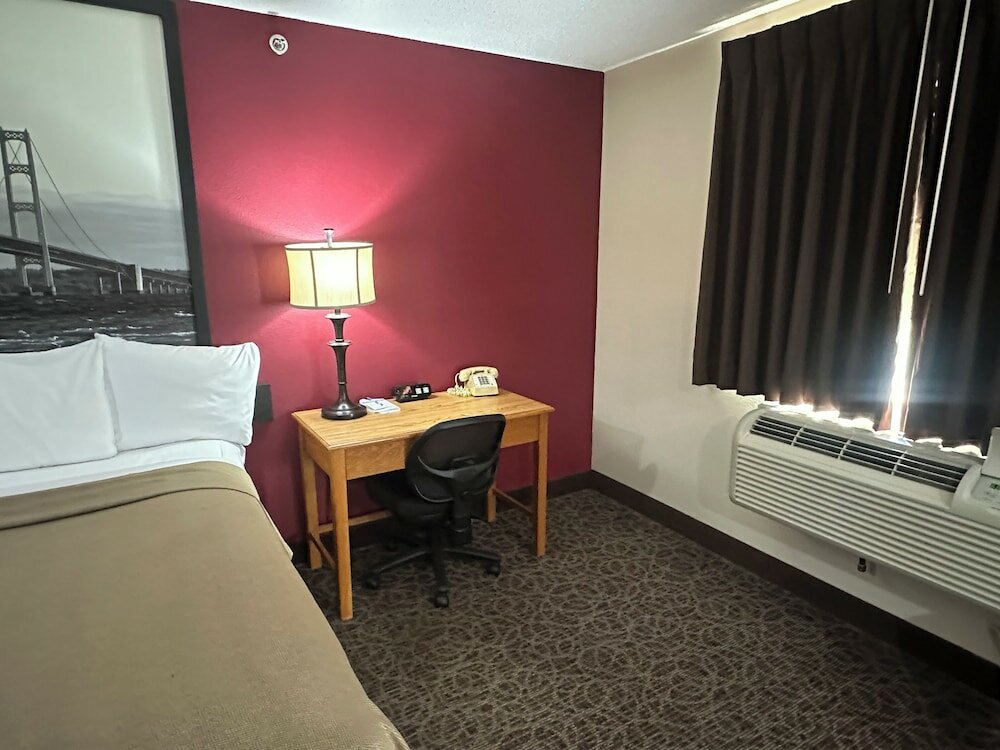 Фото Super 8 by Wyndham West Branch