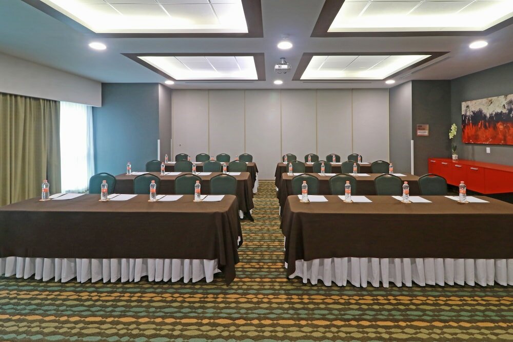 Фото Wyndham Garden Guadalajara Acueducto