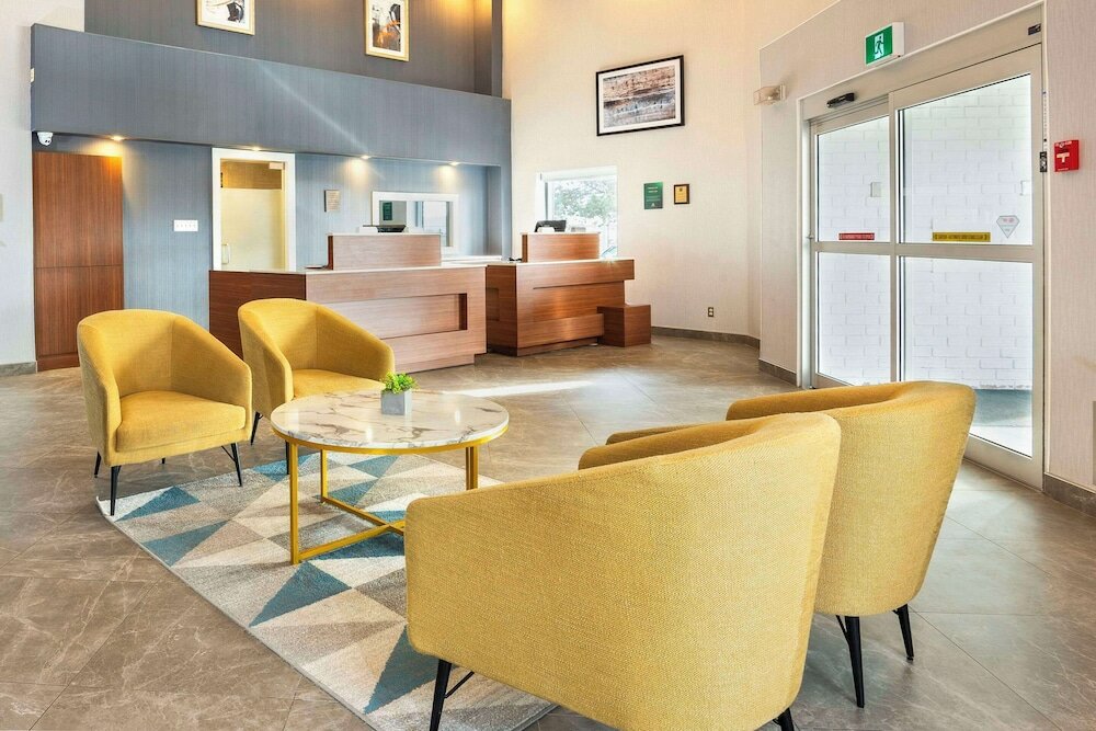 Фото Quality Suites Whitby