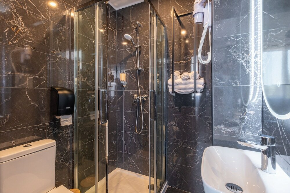 Фото The Originals Boutique, Hôtel Le Marignan, Le Havre Centre Gare