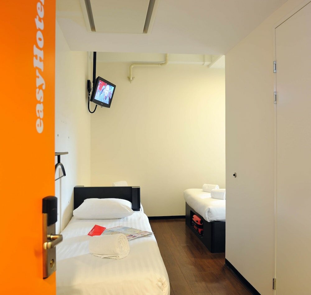 Фото EasyHotel Amsterdam City Centre South
