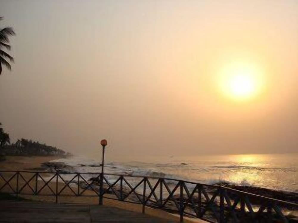 Фото Coconut Grove Beach Resort