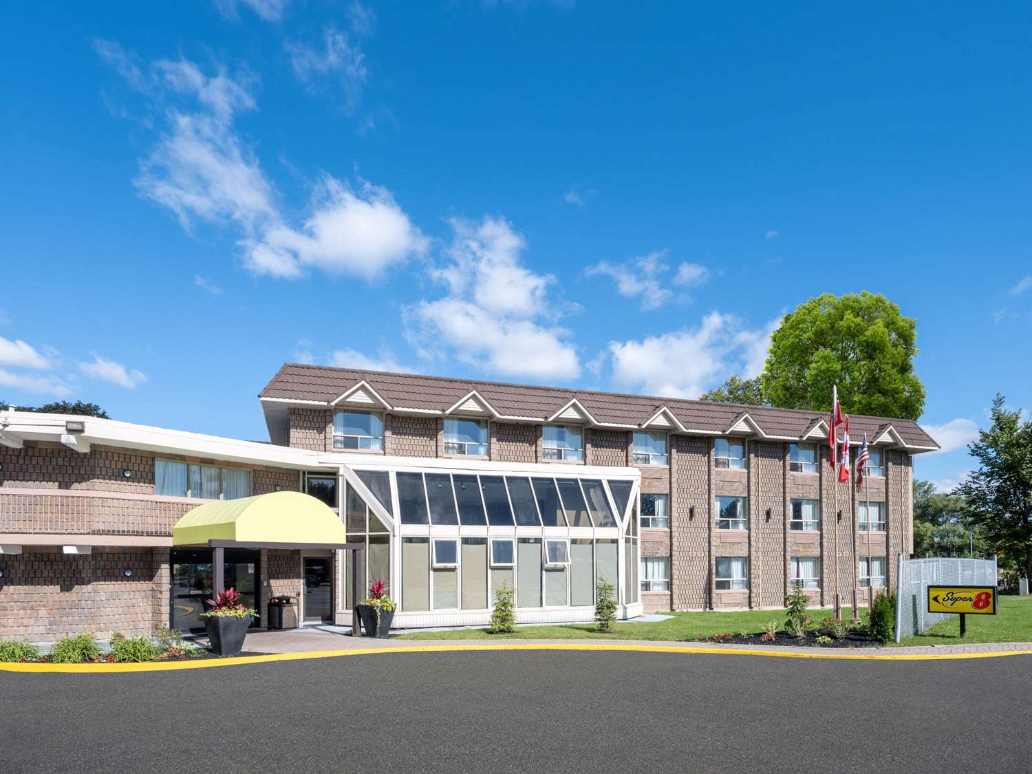 Фото Super 8 by Wyndham Toronto East ON