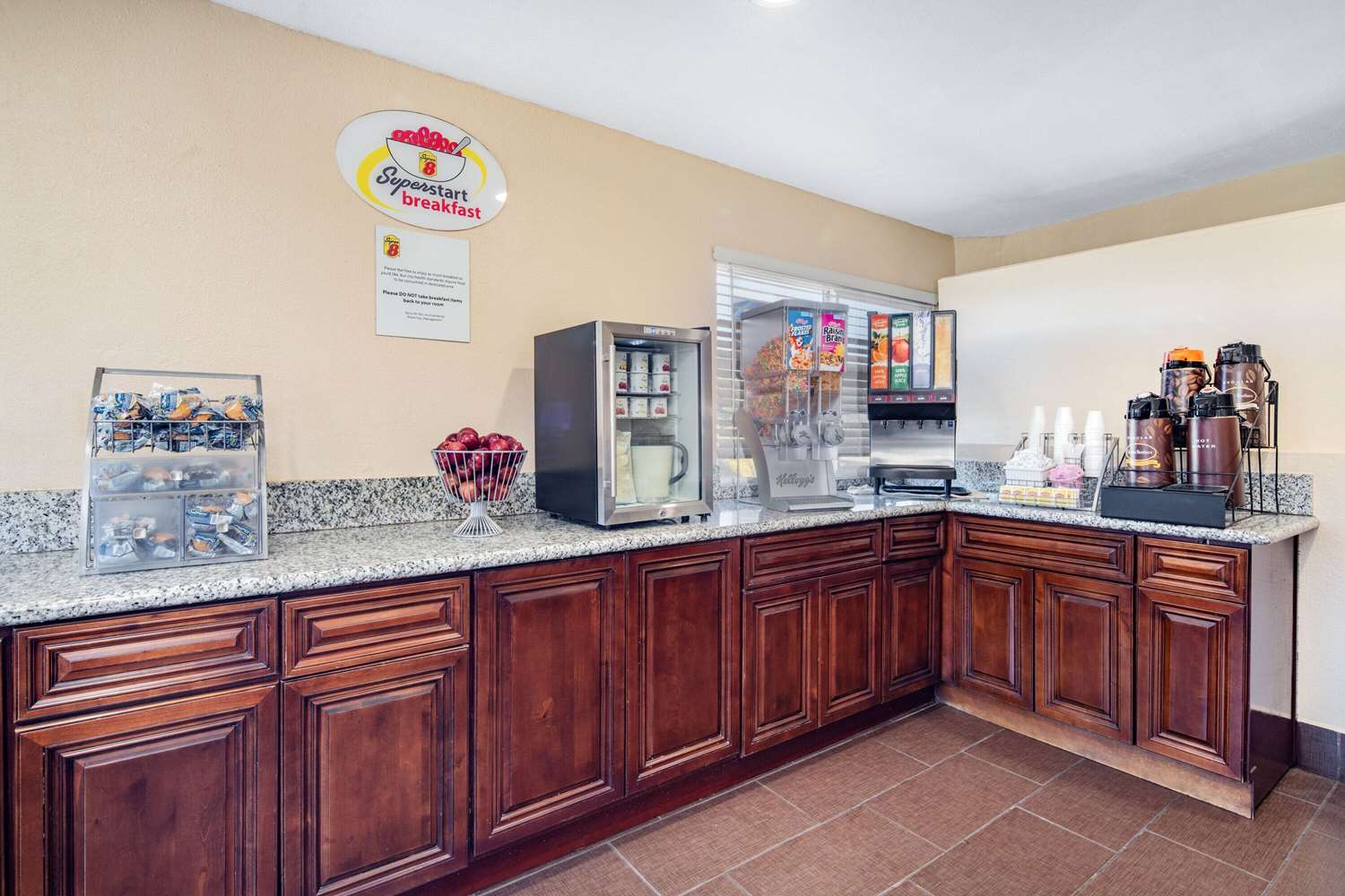 Фото Super 8 by Wyndham San Diego Hotel Circle