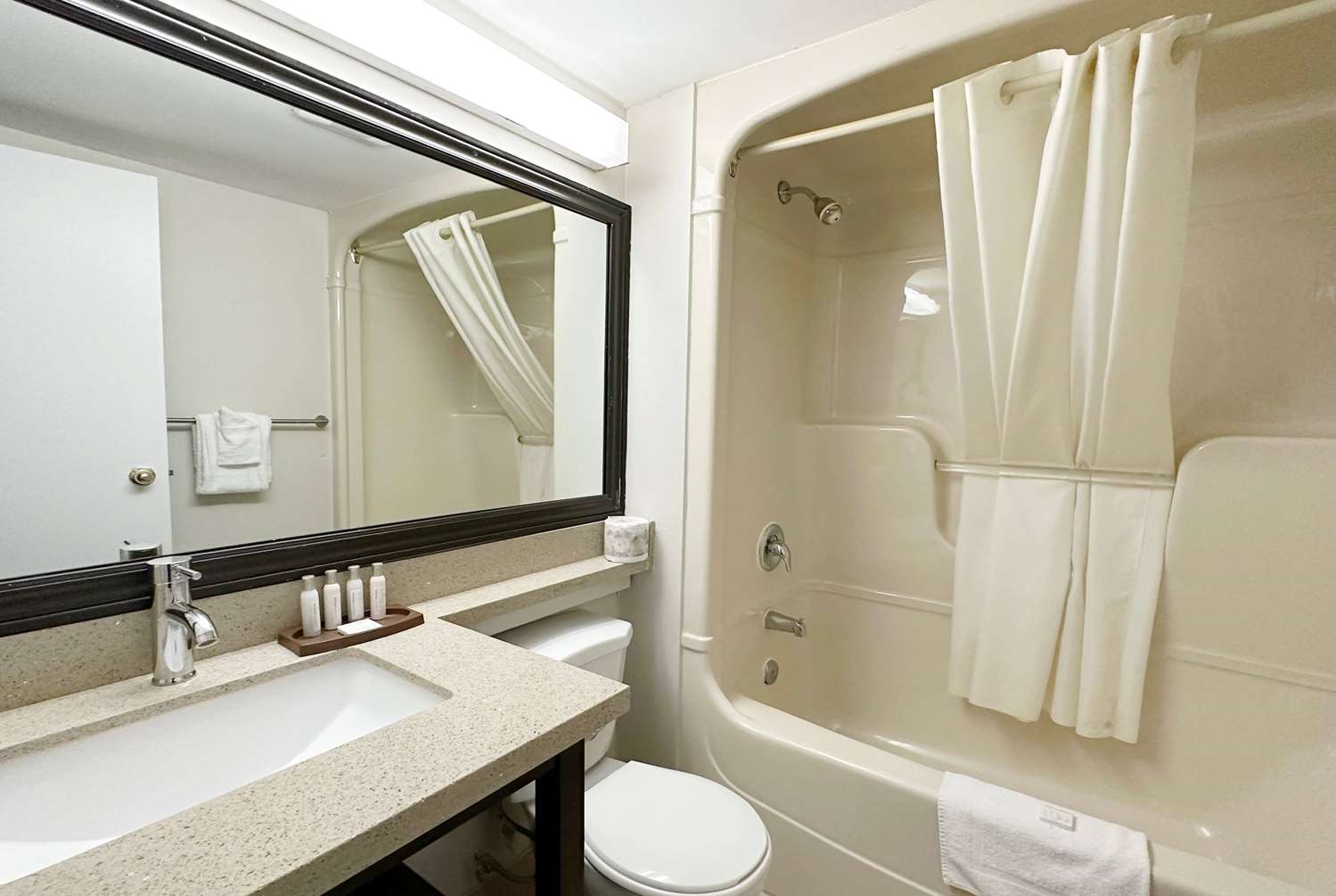 Фото Travelodge by Wyndham Welland