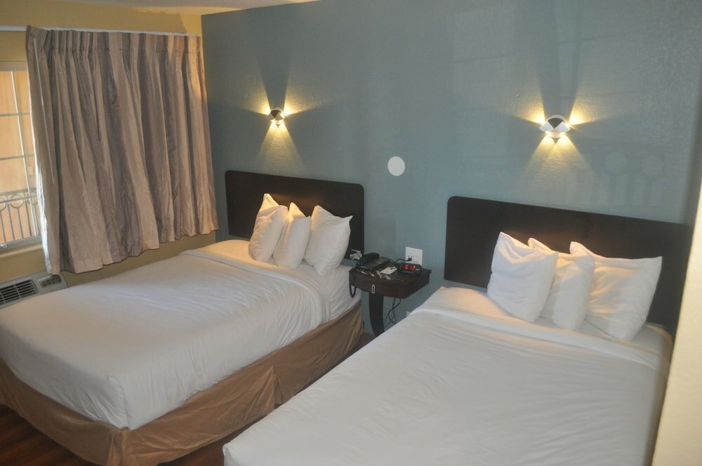 Фото Travelodge by Wyndham Oceanside