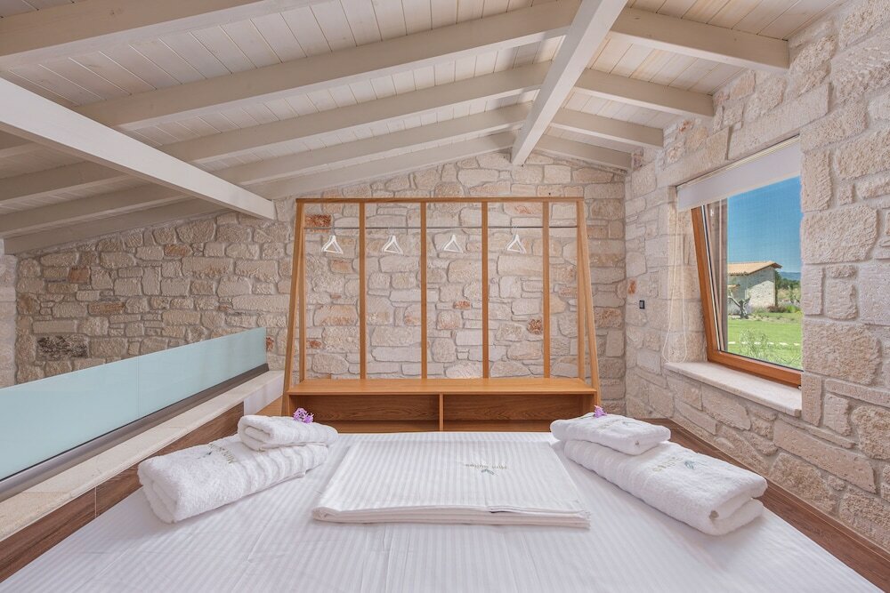 Фото Mint Retreat Suites