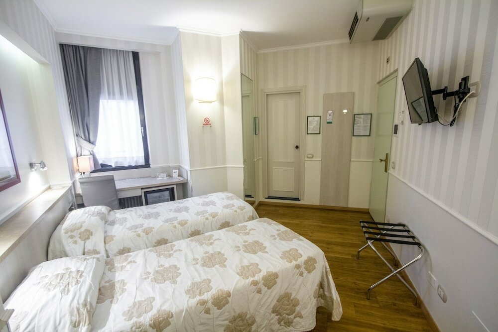 Фото Hotel Flora Milan