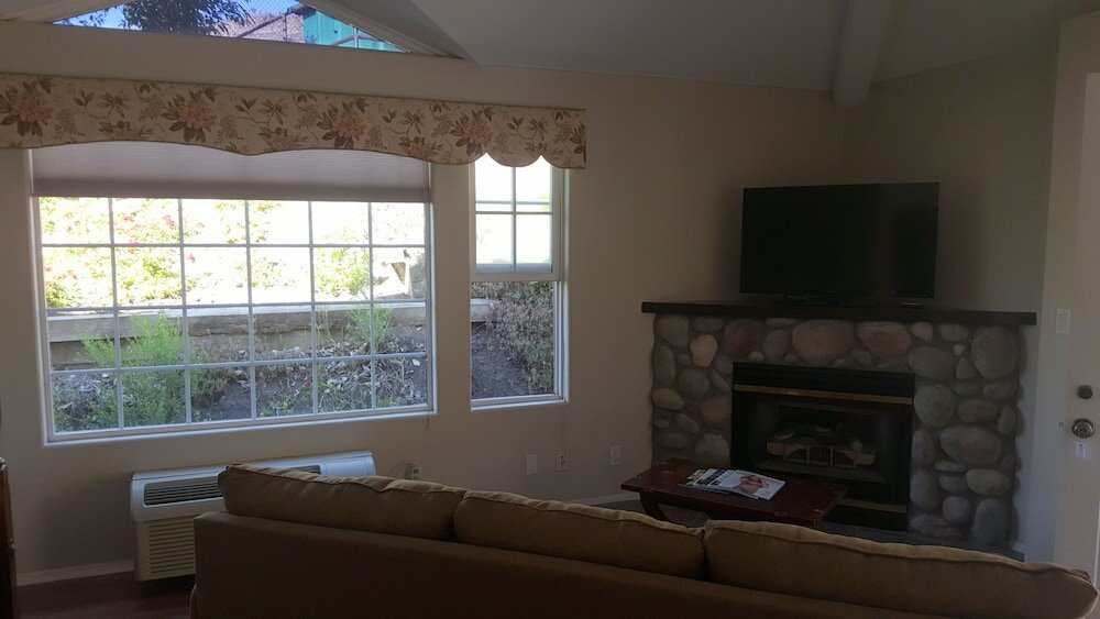 Фото Malibu Country Inn