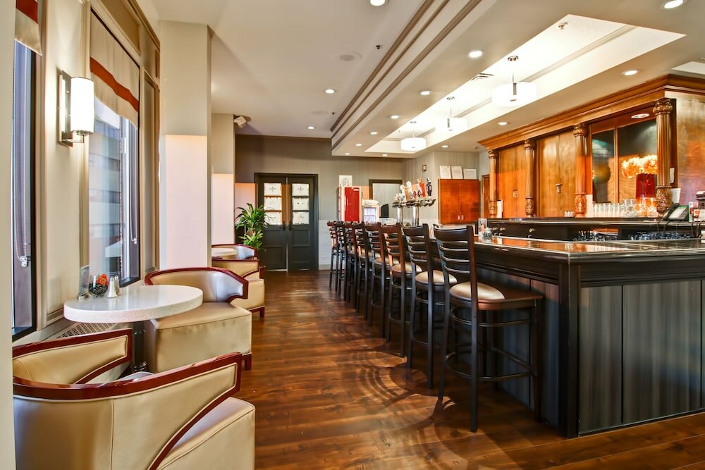 Фото Chateau Lacombe Hotel