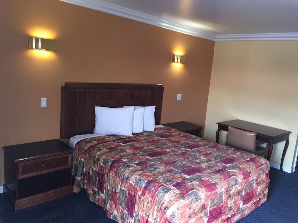 Фото Industry Inn & Suites