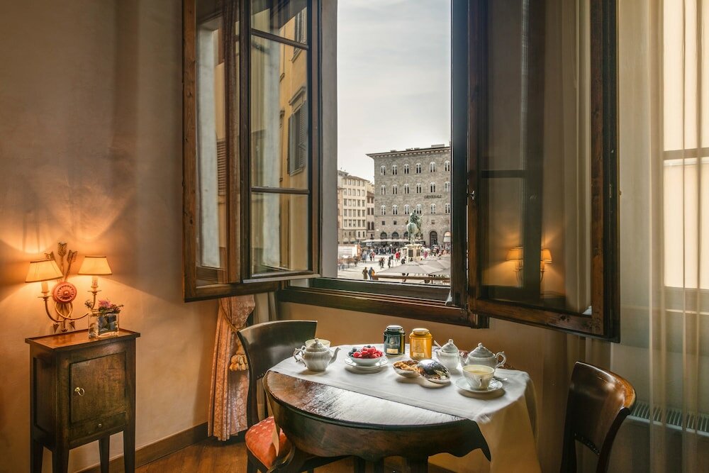 Фото In Piazza della Signoria - Residenza d'Epoca