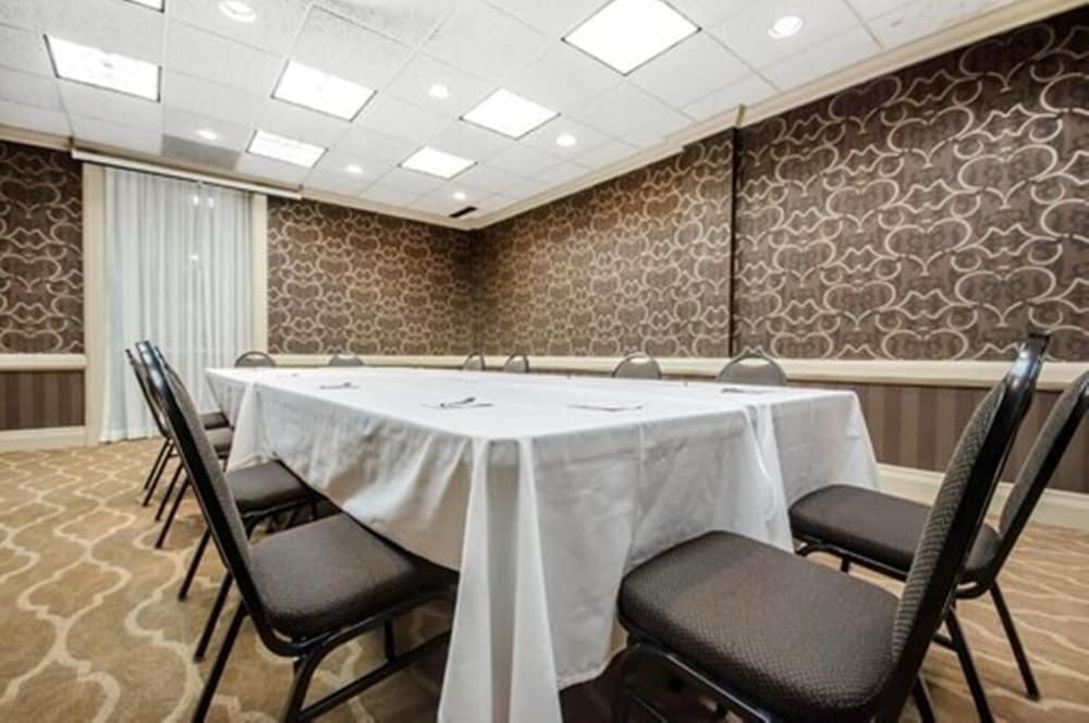 Фото Radisson Hotel Louisville North