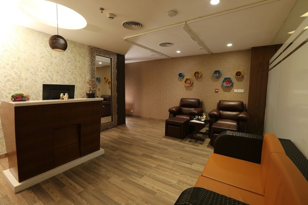 Фото M Crown Hotel