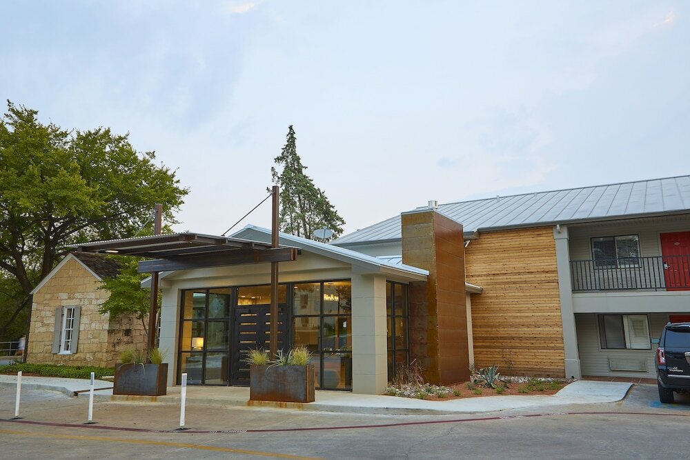 Фото Fredericksburg Inn & Suites