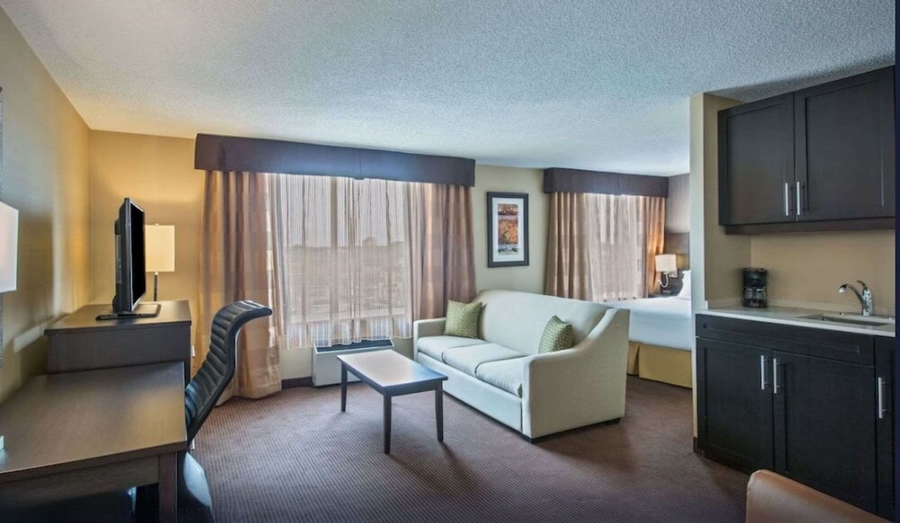 Фото Quality Inn & Suites Regina Downtown