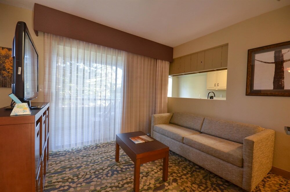 Фото Best Western The Inn & Suites Pacific Grove