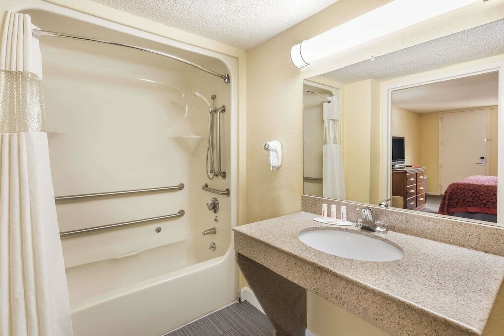 Фото Days Inn by Wyndham College Park Airport Best Road