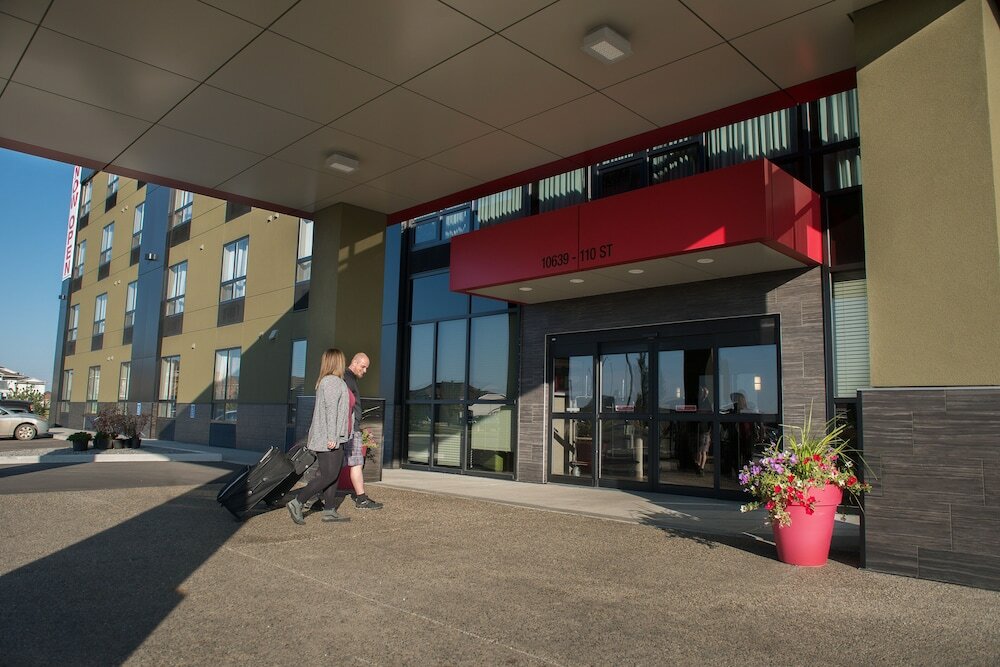 Фото Encore Suites by Service Plus Inns