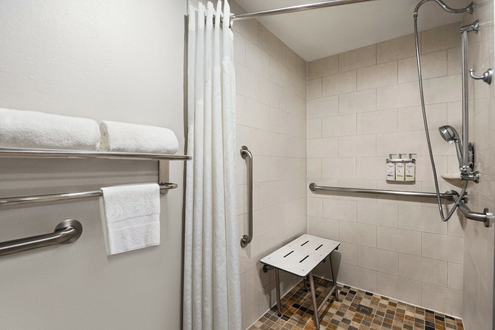 Фото Holiday Inn Express Hotel & Suites Fredericksburg, an Ihg Hotel