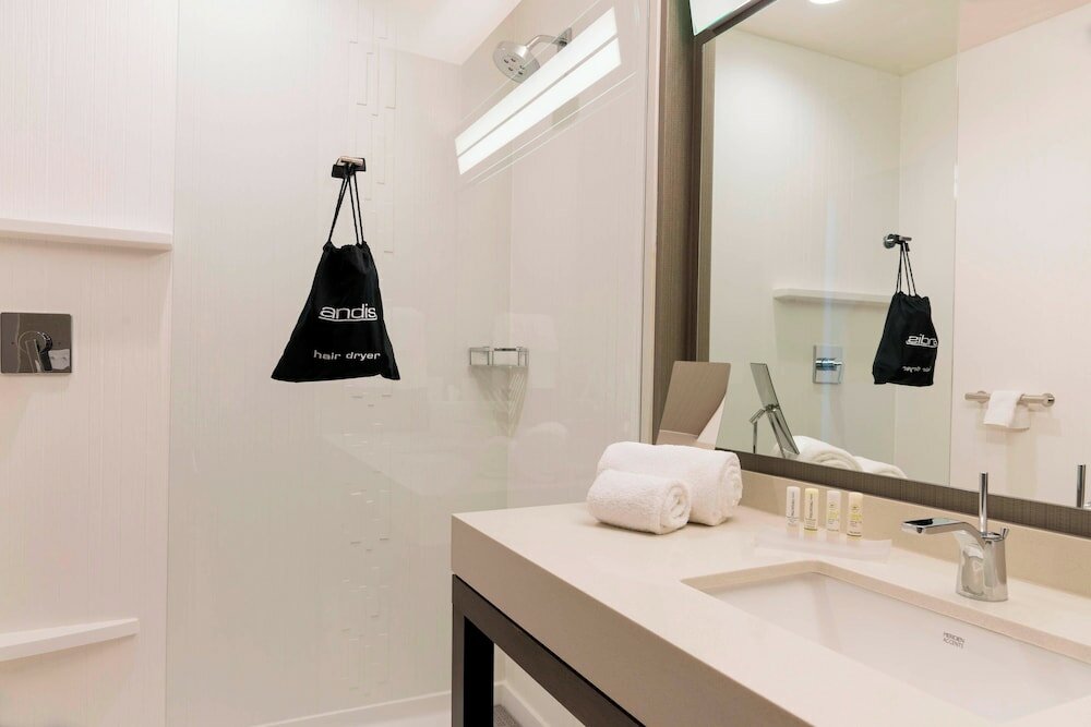 Фото Courtyard by Marriott Waterloo Cedar Falls