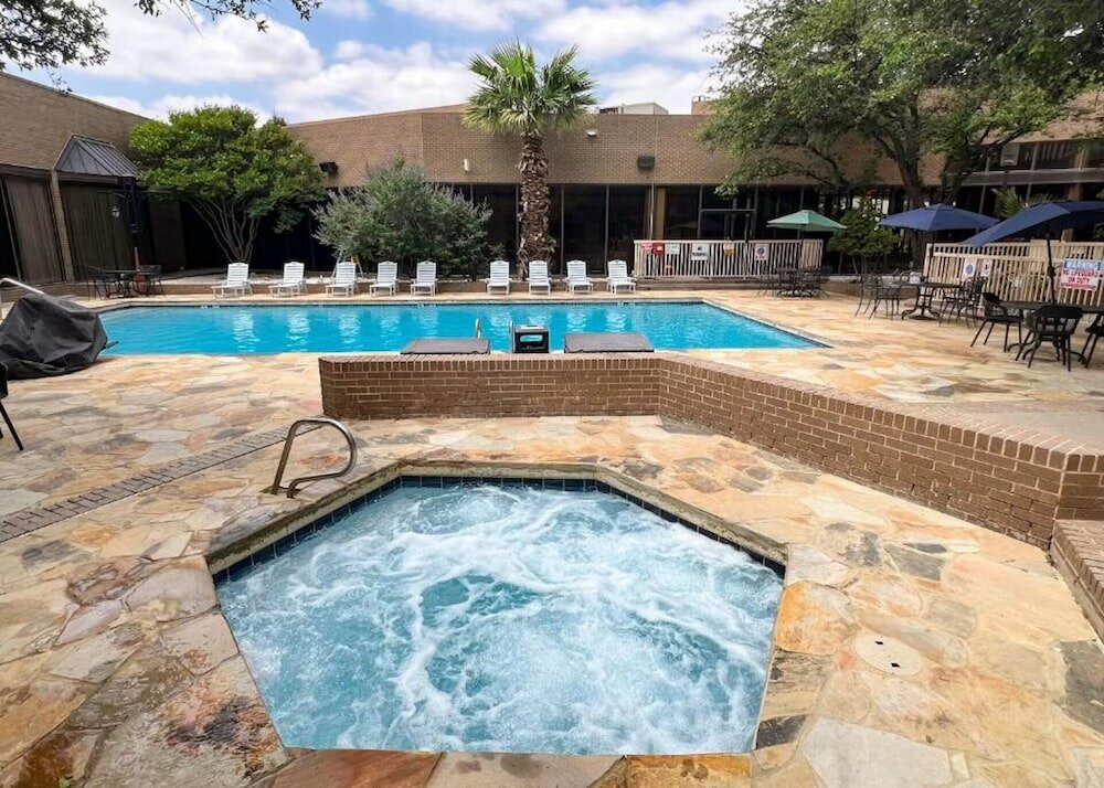 Фото Mcm Elegante Hotel and Conference Center Odessa