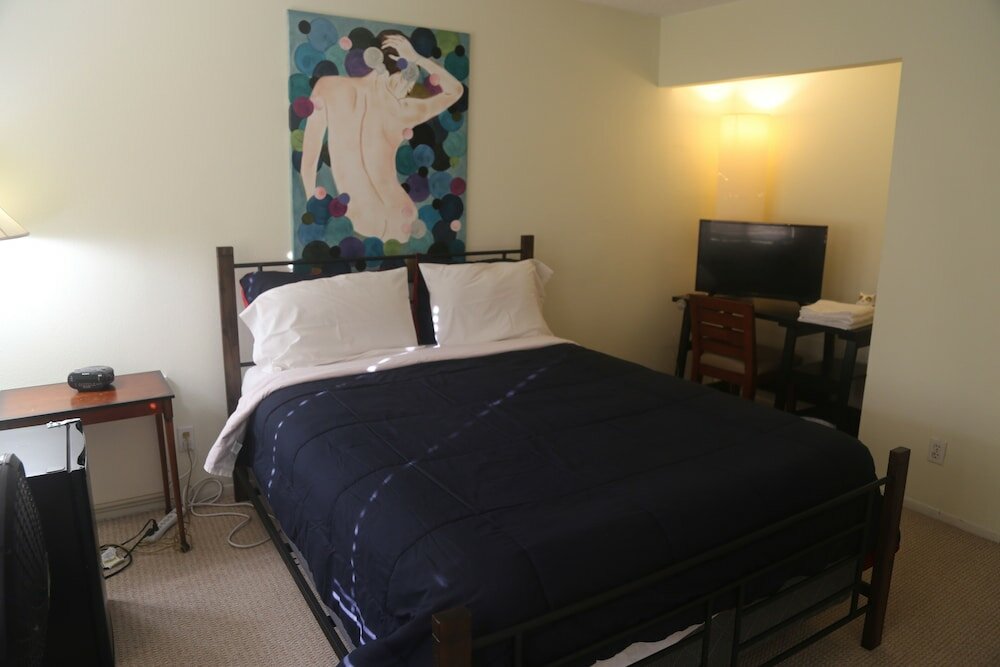 Фото Mini Mansion in Hollywood Hills