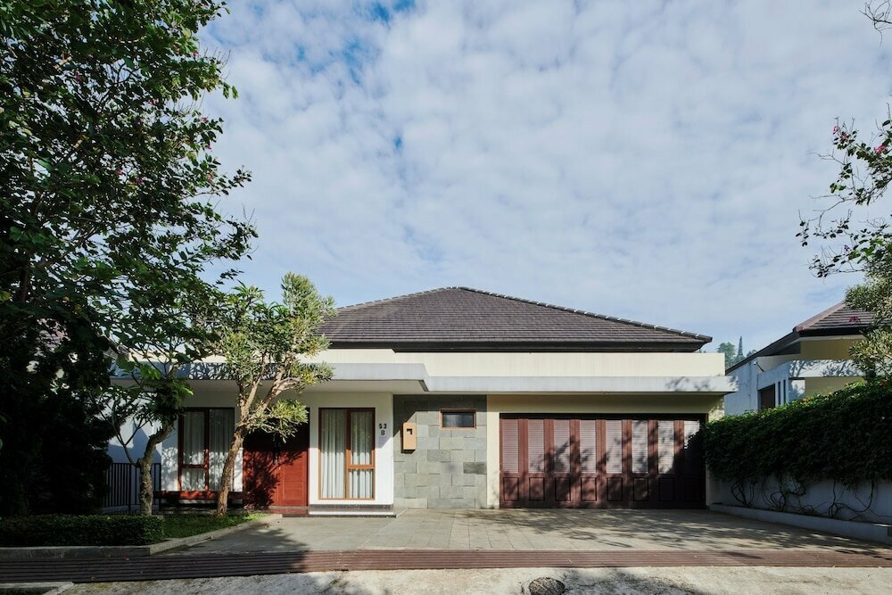 Hotel Chamomile Villa 6 Bedrooms With a Private Pool, West Java, photo