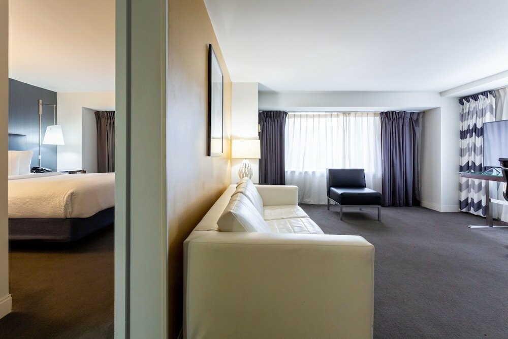 Фото Comfort Inn & Suites Baltimore Inner Harbor