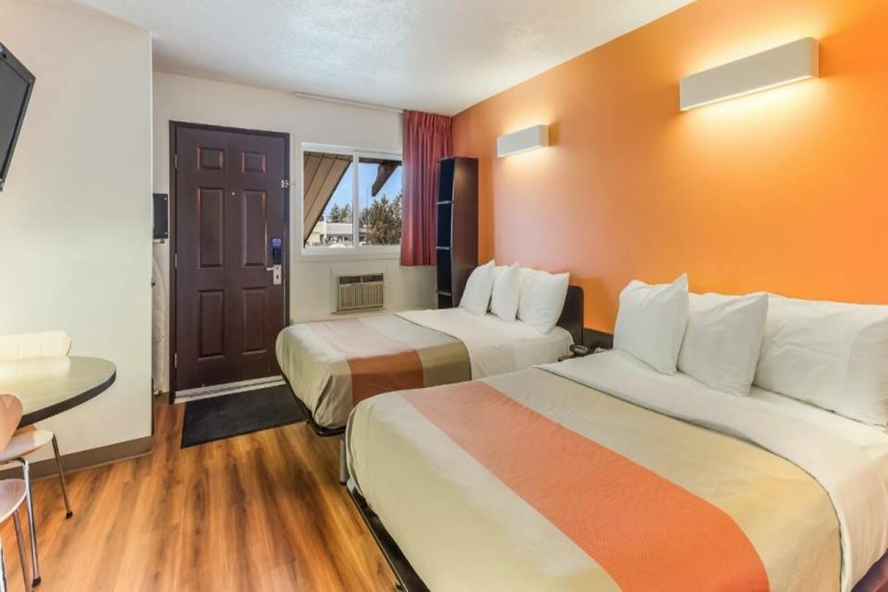 Фото Motel 6 Lethbridge