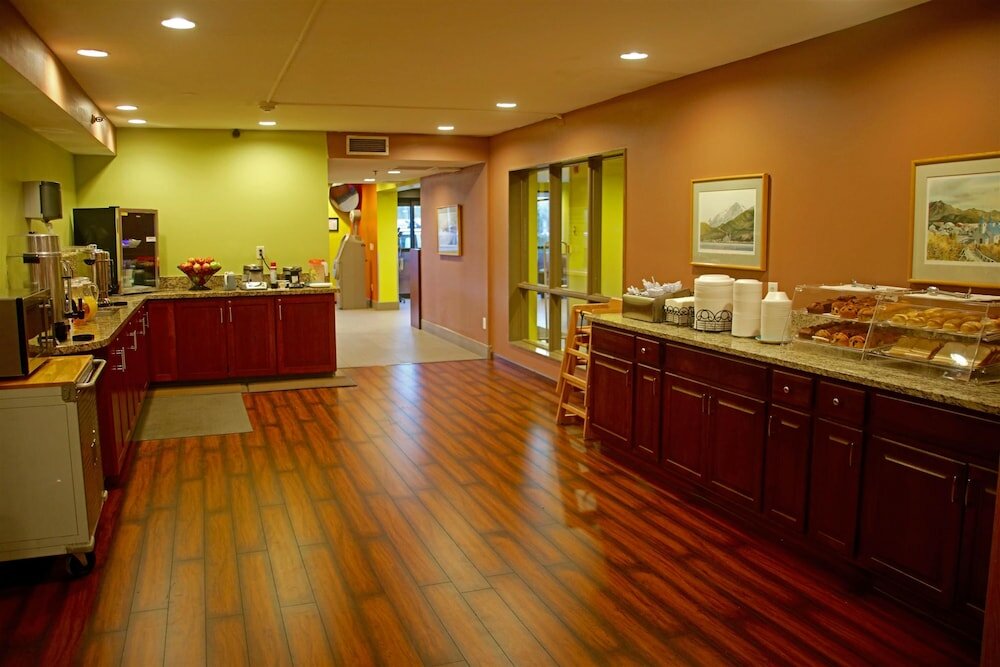 Фото Americas Best Value Inn & Suites Anchorage Airport