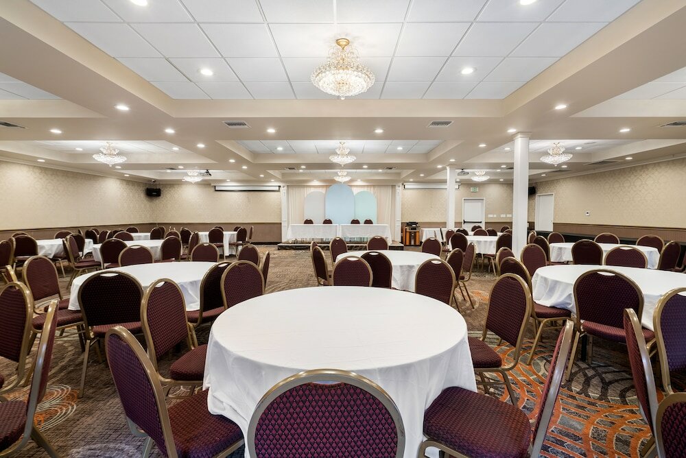 Фото The Live Hotel