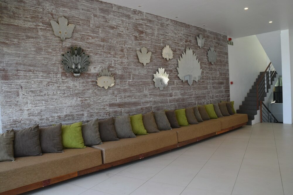 Фото J Ambalangoda