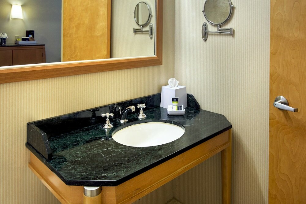 Фото Four Points by Sheraton Melville Long Island