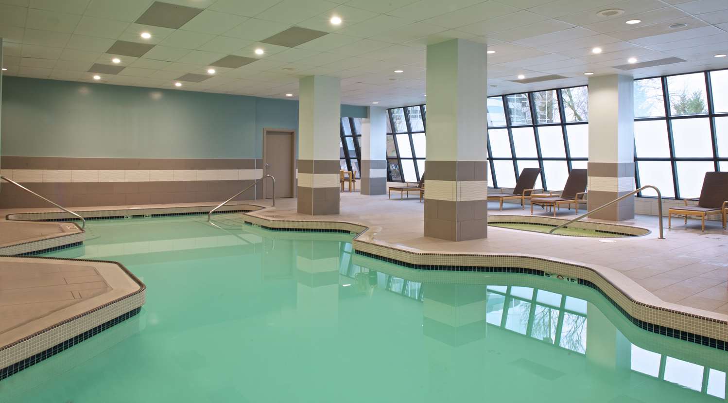 Фото Embassy Suites by Hilton Portland Washington Square