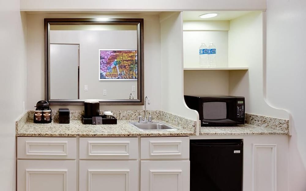 Фото Embassy Suites by Hilton Tampa Airport Westshore