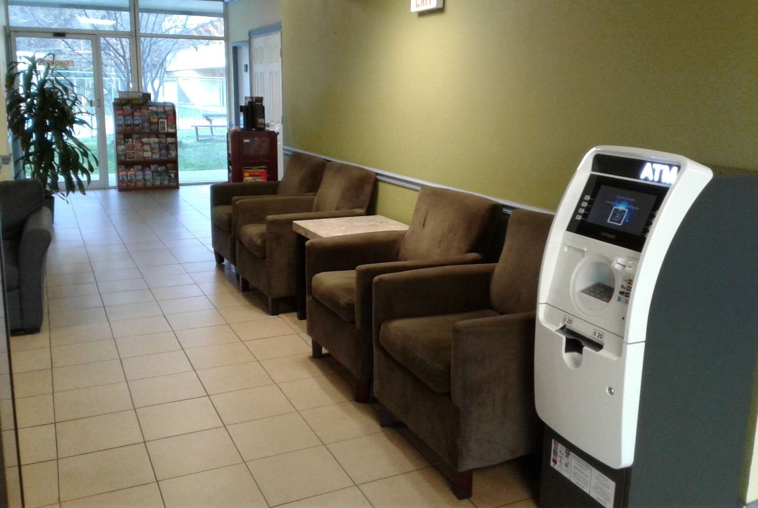 Фото Days Inn by Wyndham Alexandria South