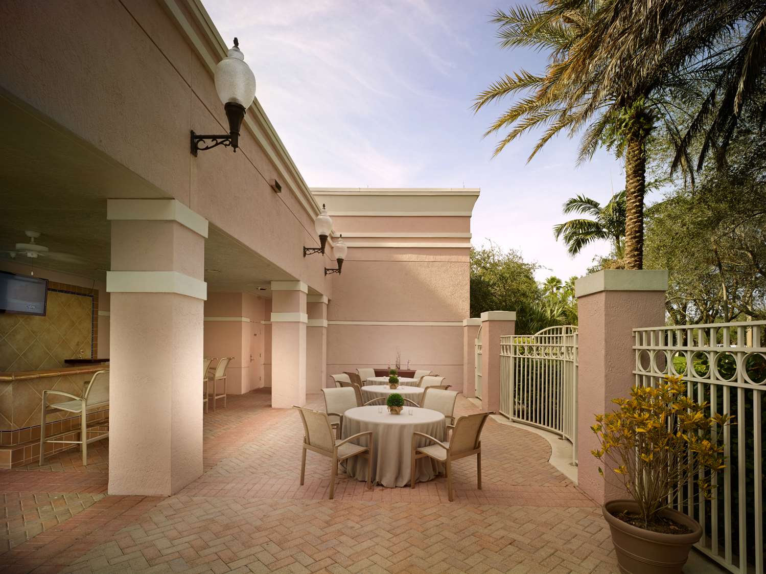 Фото DoubleTree by Hilton Hotel Sunrise - Sawgrass Mills