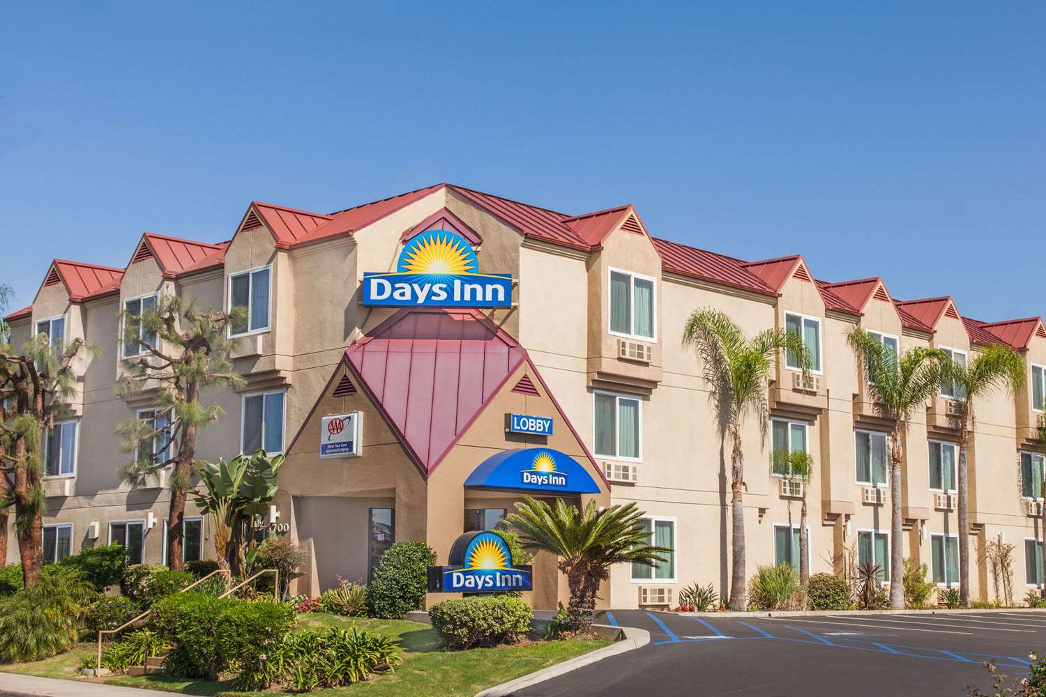Фото Days Inn by Wyndham Carlsbad