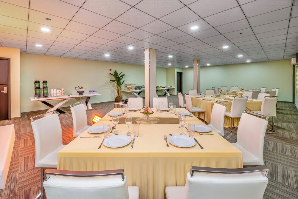 Фото Quality Inn Sunshine Suites